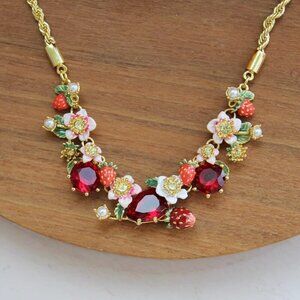 LES NEREIDES Strawberry 🍓 bee 🐝 necklace